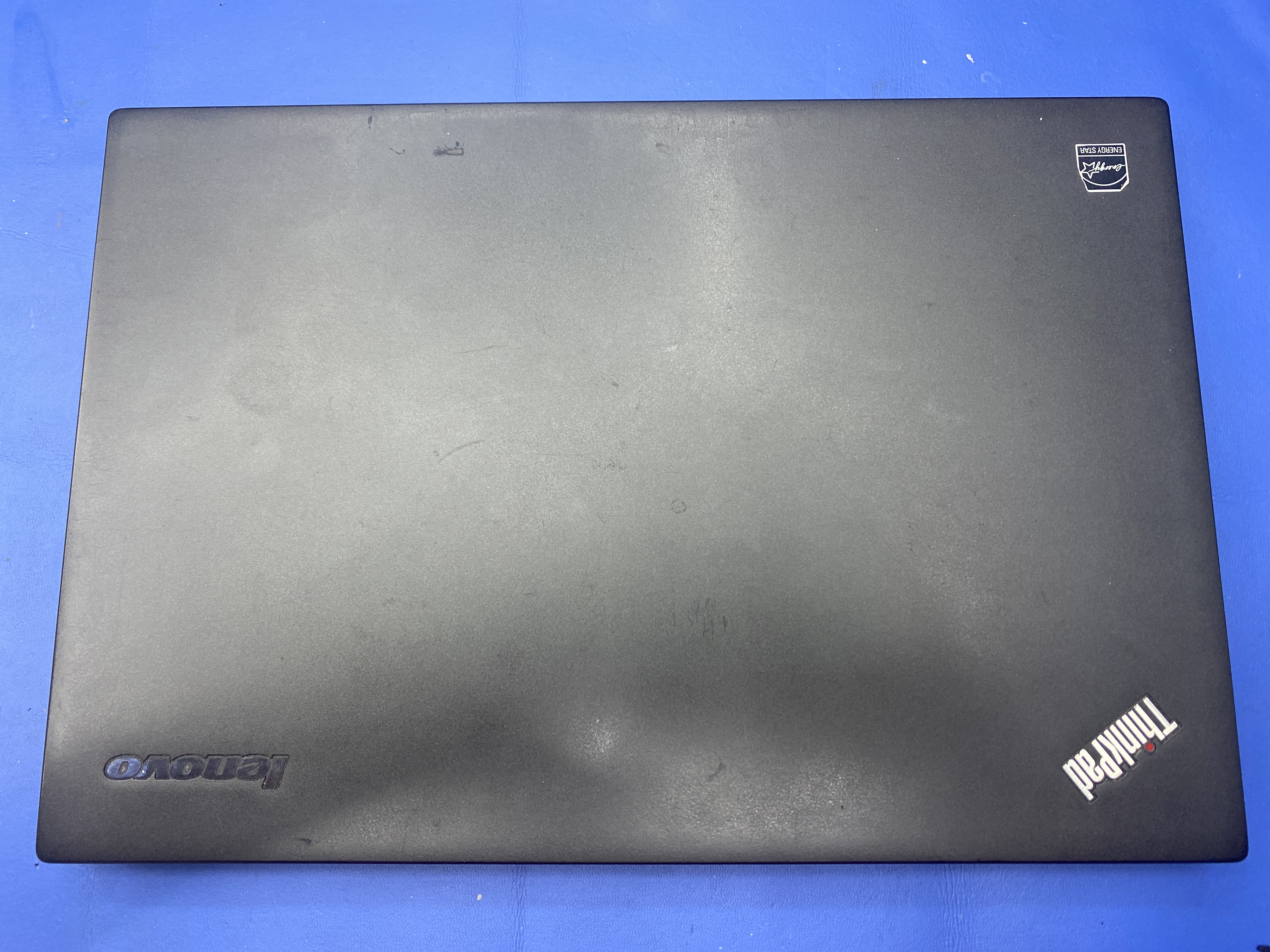 Lenovo ThinkPad T440s pri prijatí spolu s druhým notebookom.