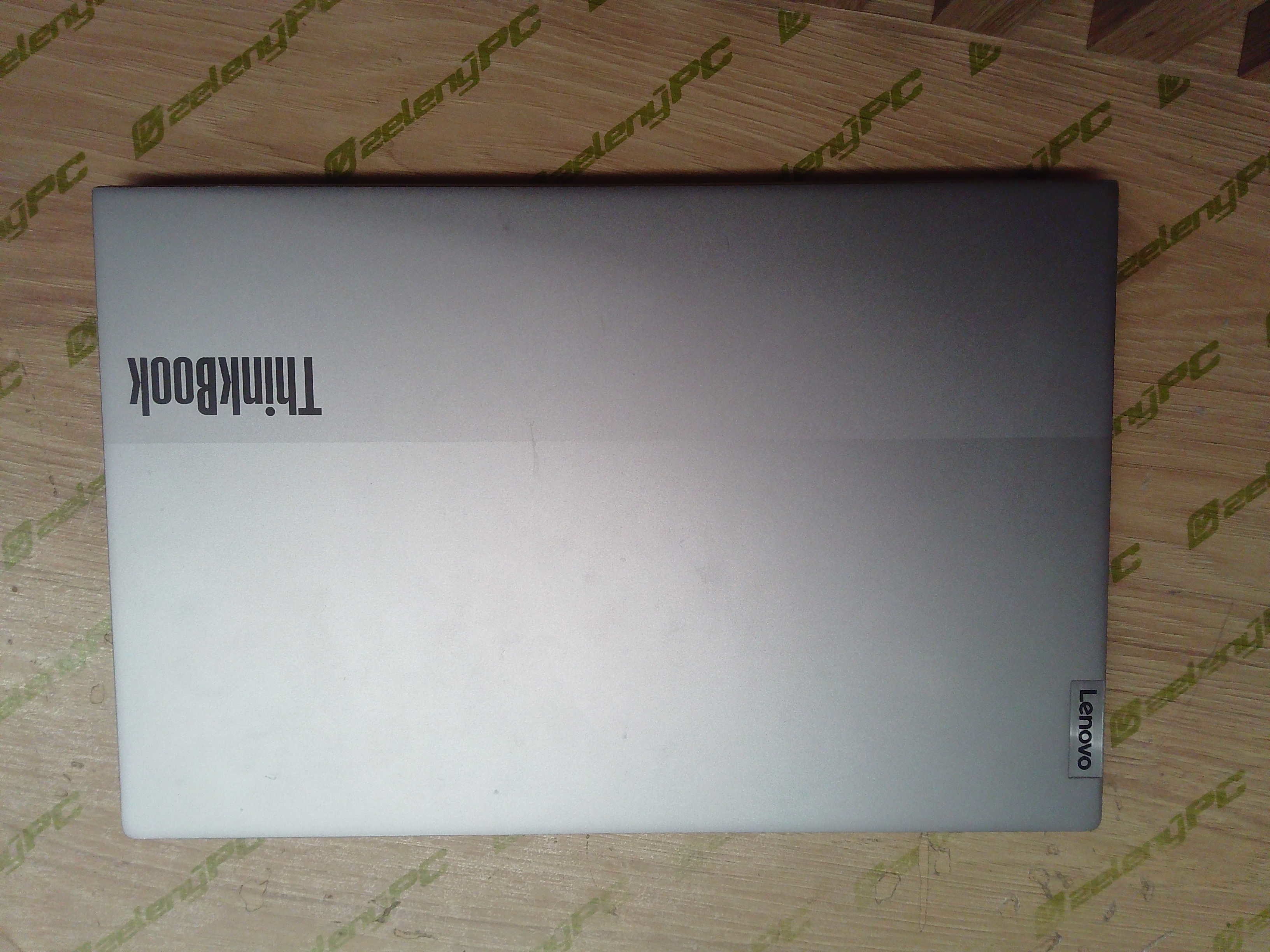 Vonkajší stav veka Lenovo ThinkBook pri prijatí.