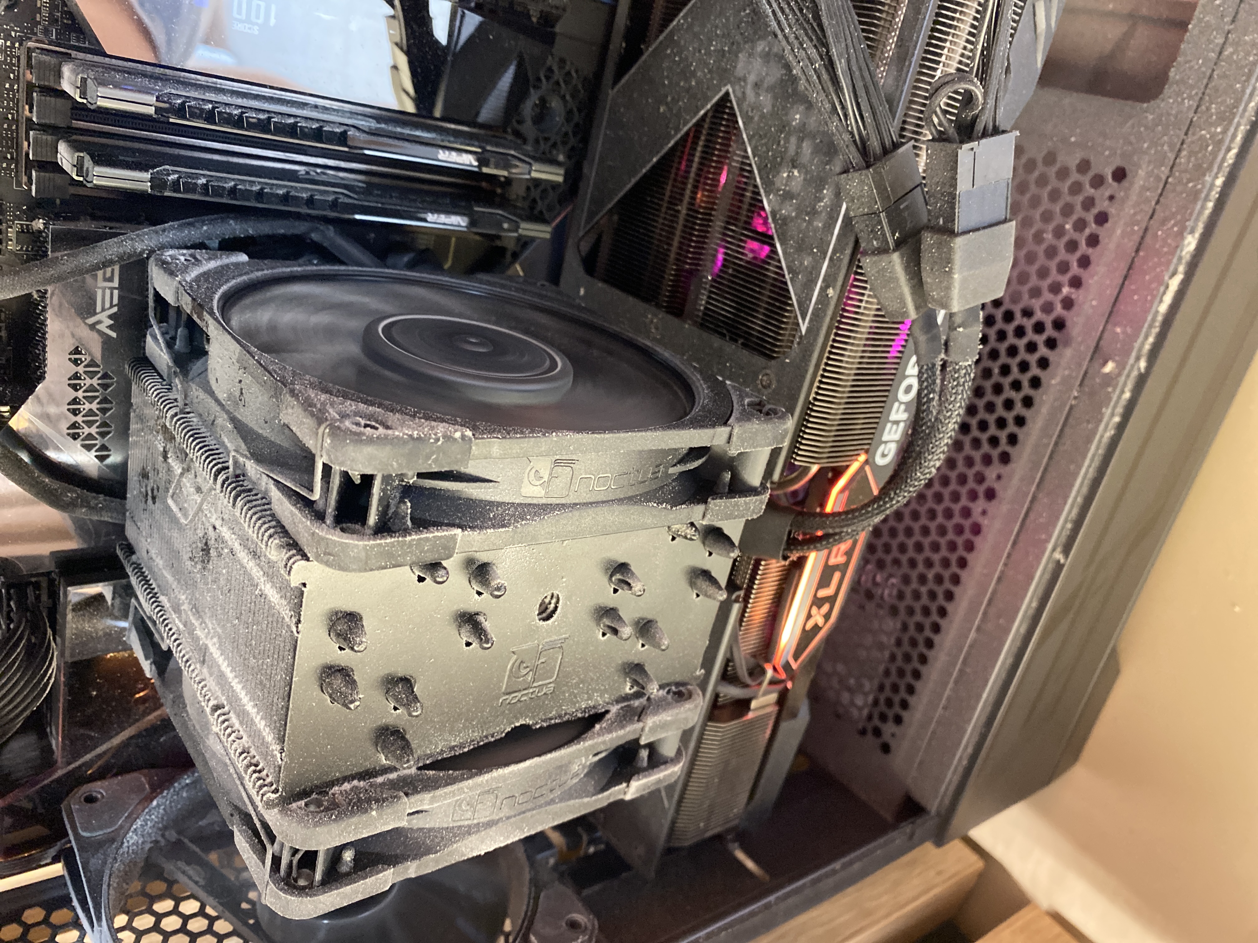 Zaprášený chladič procesora a grafická karta v hernom PC