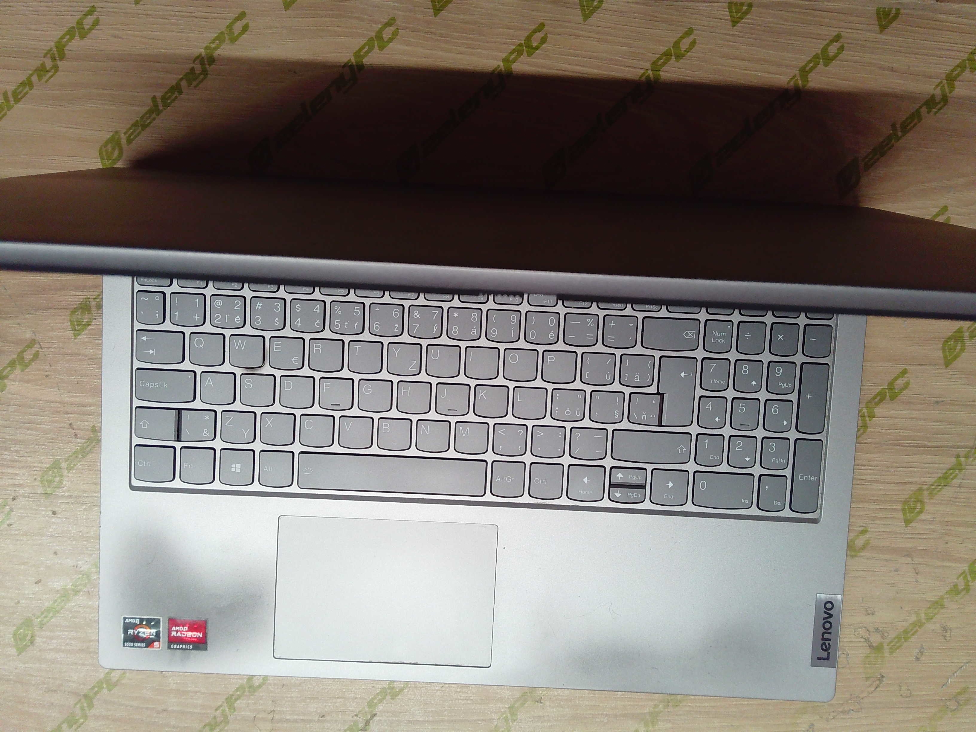 Klávesnica a palmrest notebooku pred zásahom.