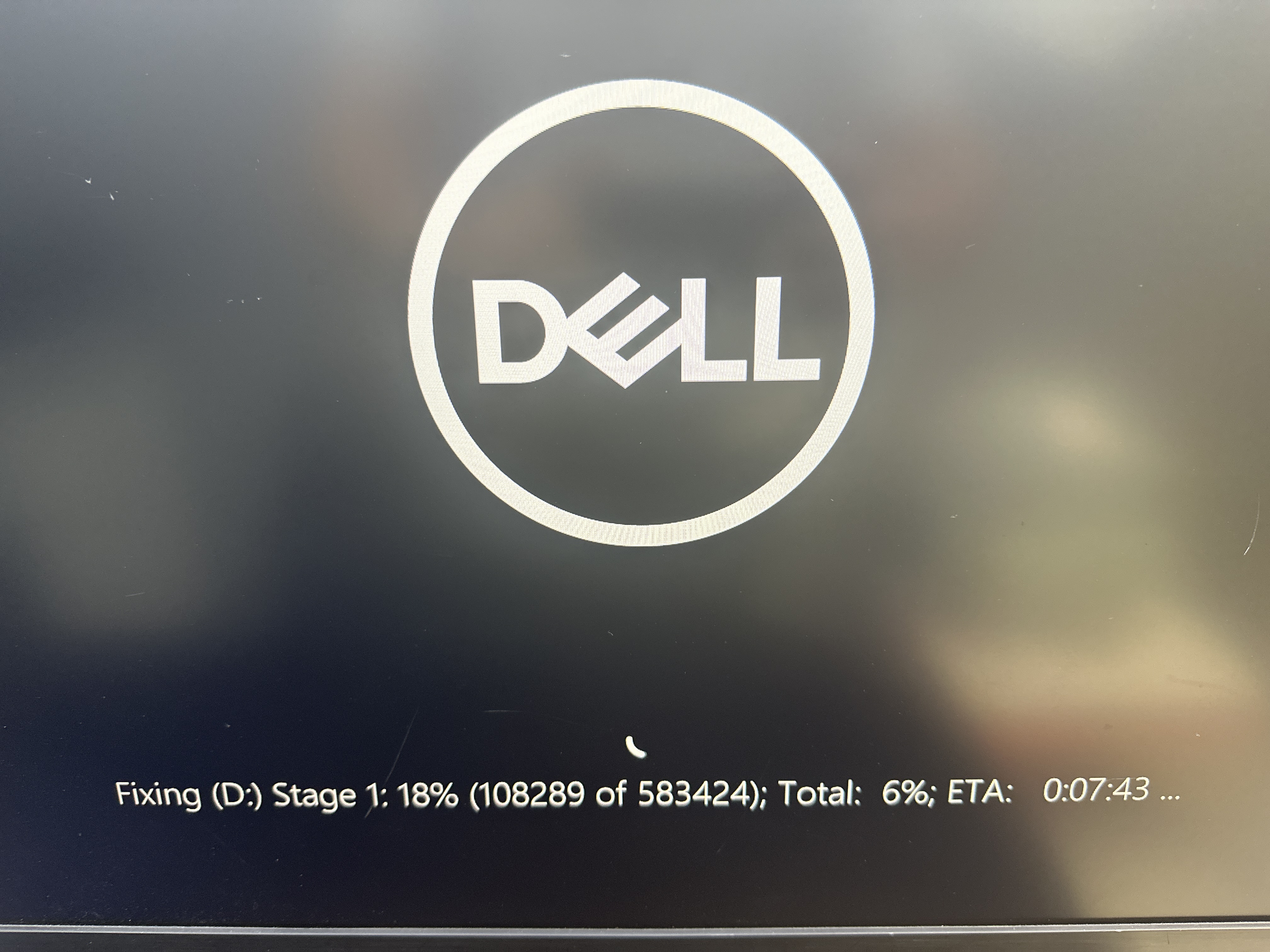 Oprava súborového systému zdrojového disku Dell/XPS; v okamihu záznamu prebiehala prvá fáza na 18 %.