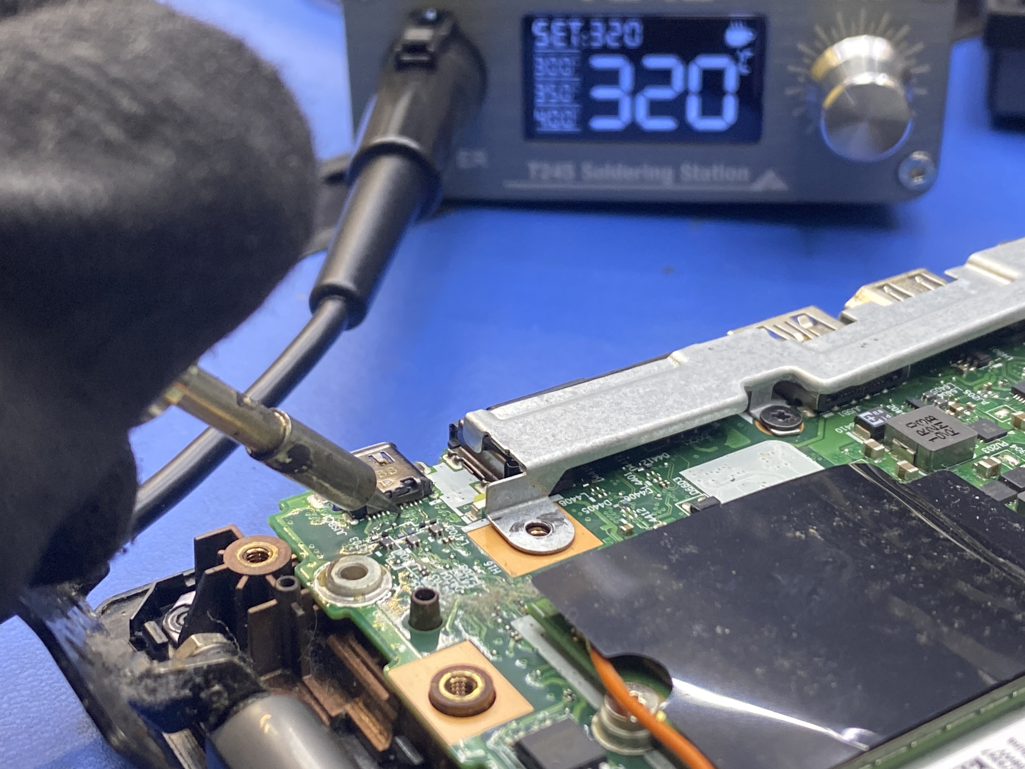 Riadená teplota spájkovacieho hrotu 320 °C počas opravy konektora USB-C.