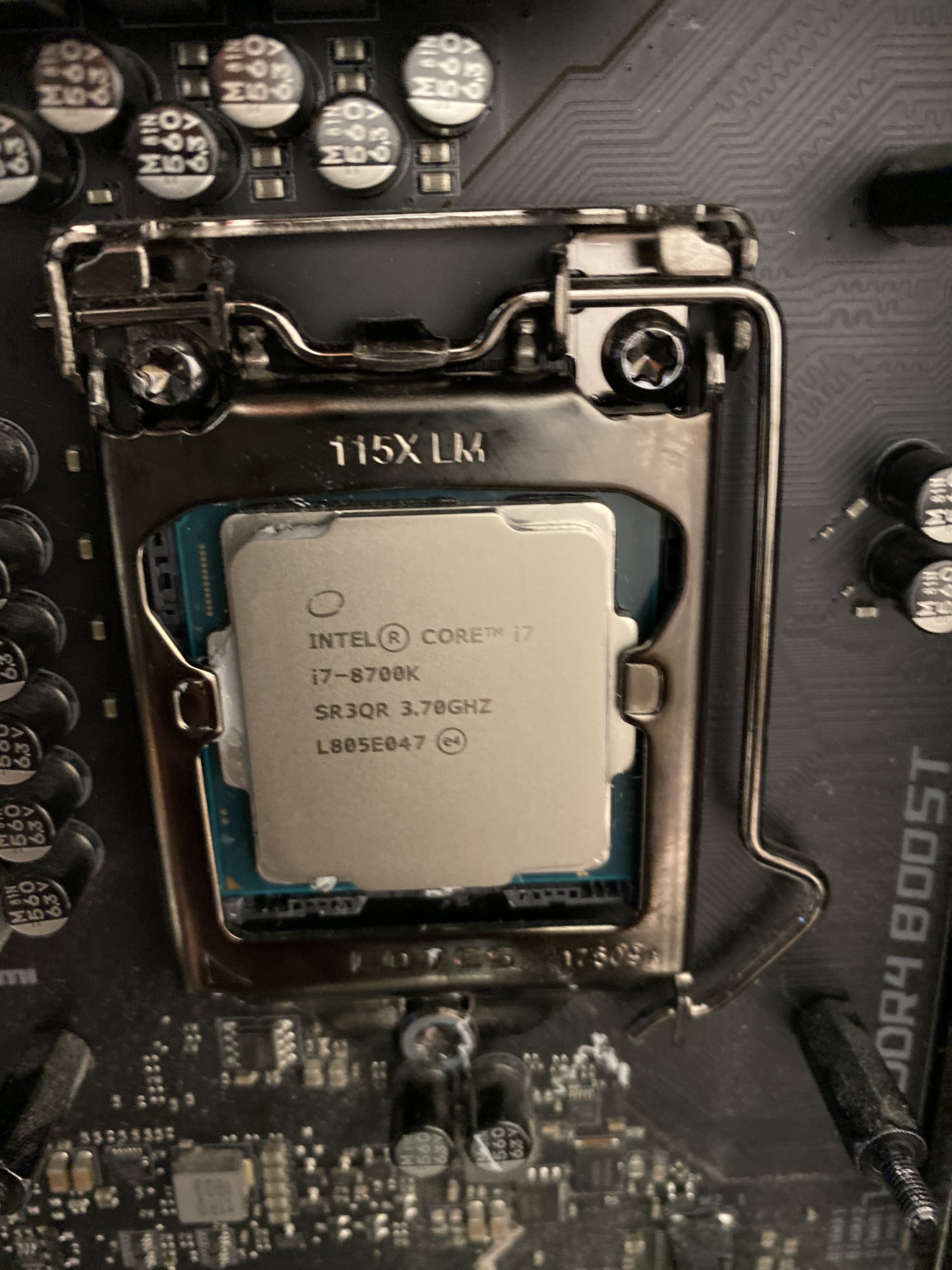Procesor Core i7-8700K pri mechanickej kontrole pätice a montáže chladiča.