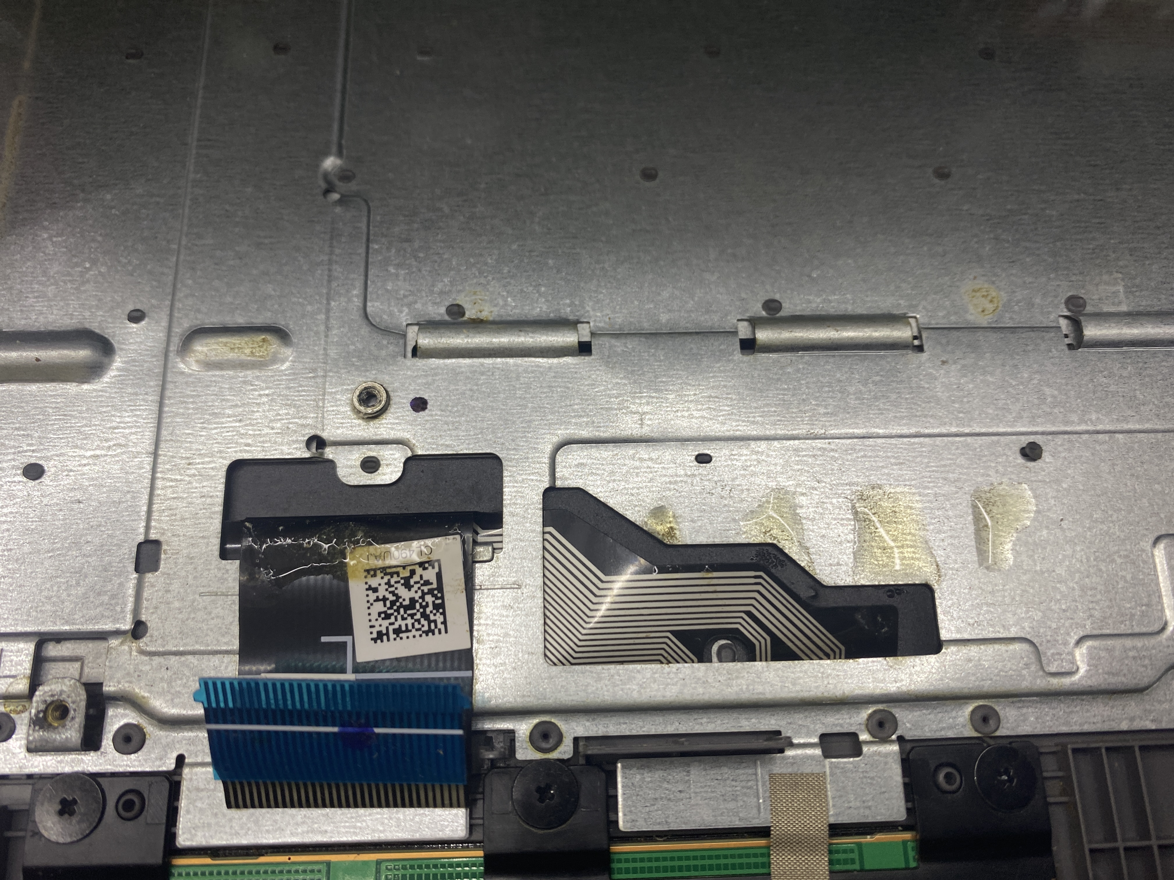 ASUS X515JP po zaliatí kávou – zaschnuté stopy kvapaliny pri plochých kábloch a konektoroch