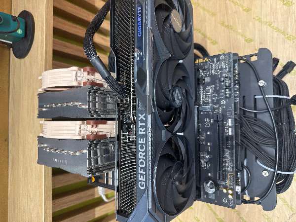 Ryzen 9 9900X3D a RTX 5080 na servisnom testovacom stole