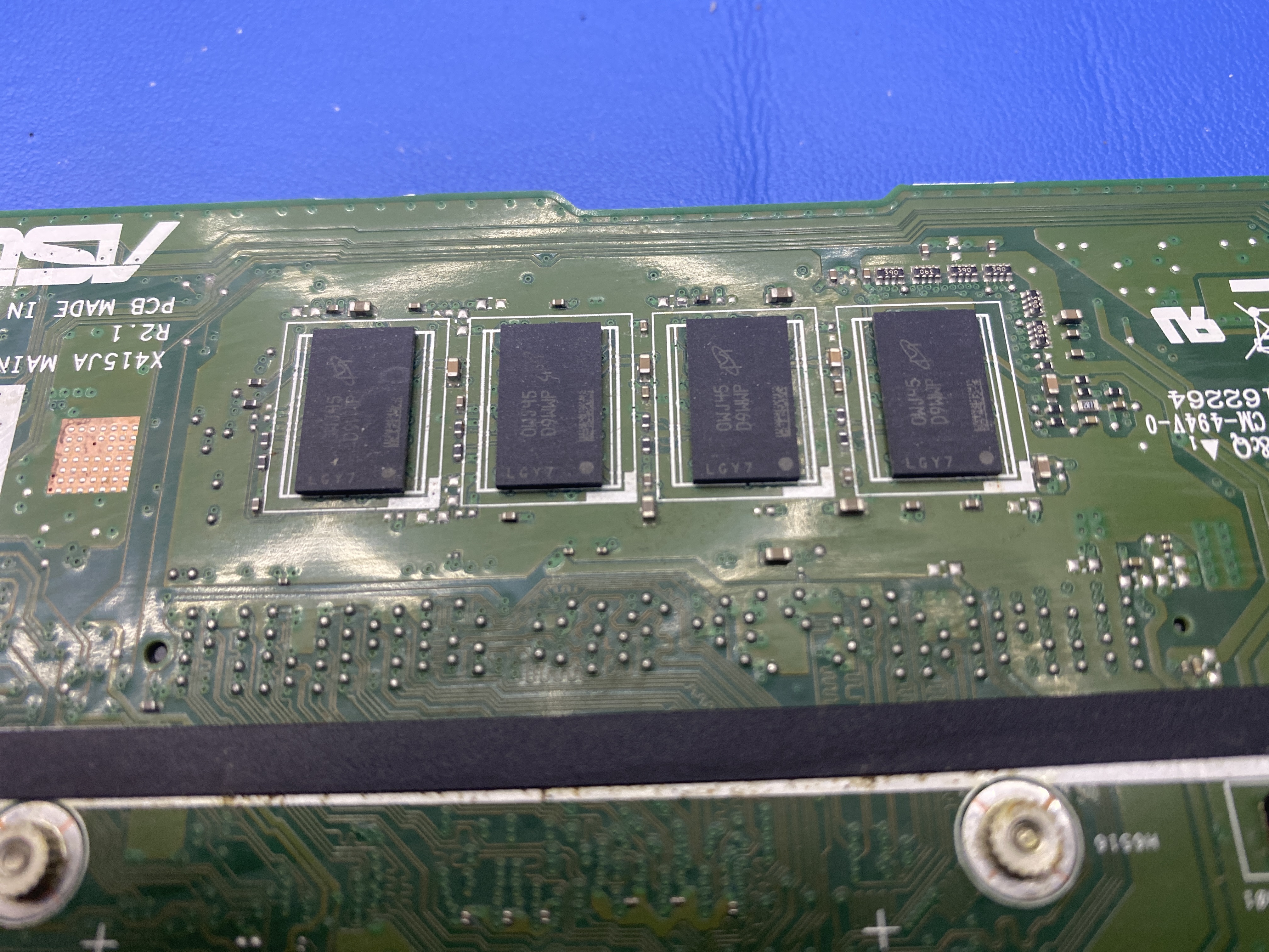 Pamäťová časť dosky ASUS X515JP po odstránení zvyškov kvapaliny