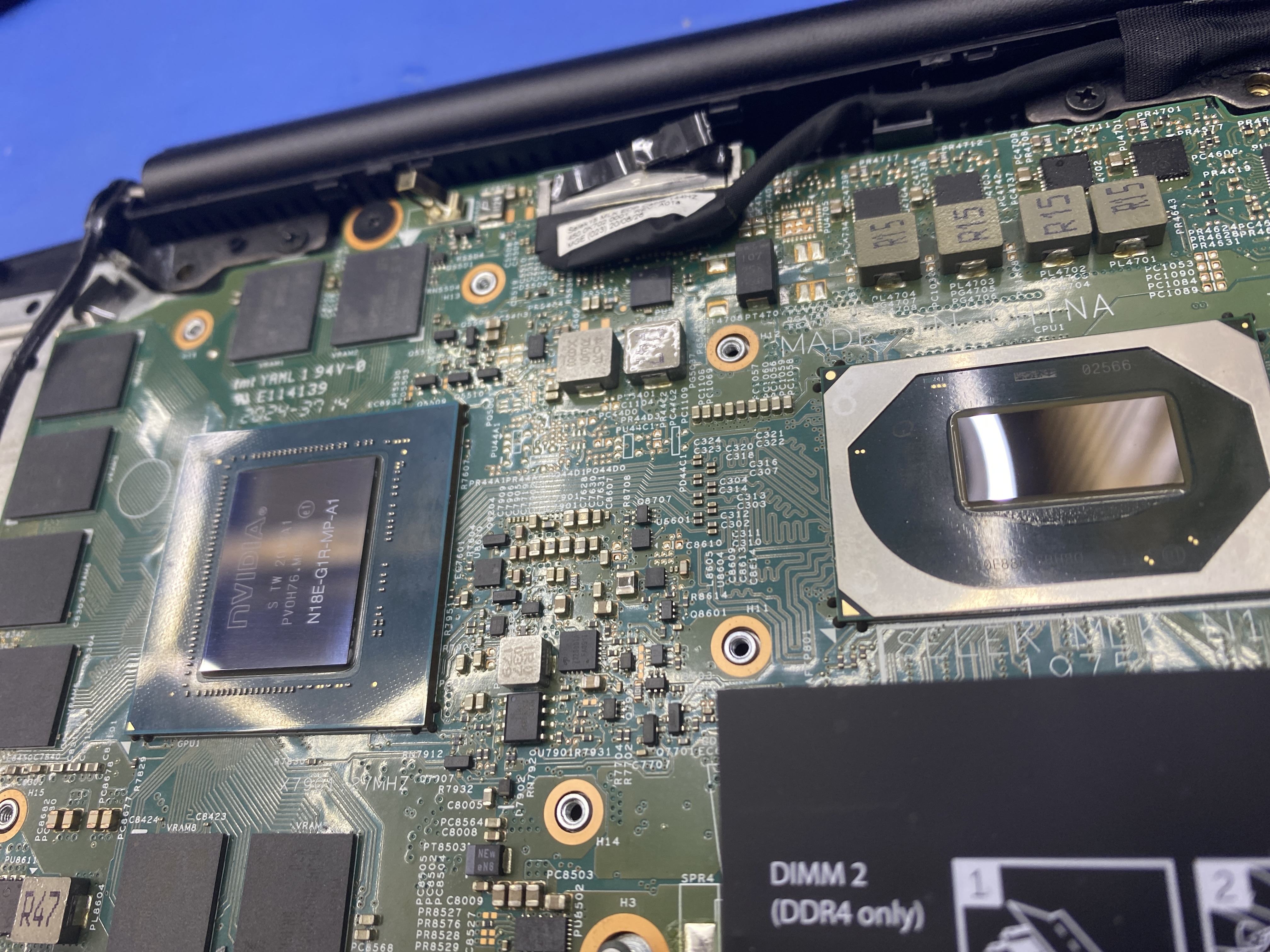 Demontovaný chladiaci modul umožnil kontrolu teplovodivého kontaktu CPU a GPU.