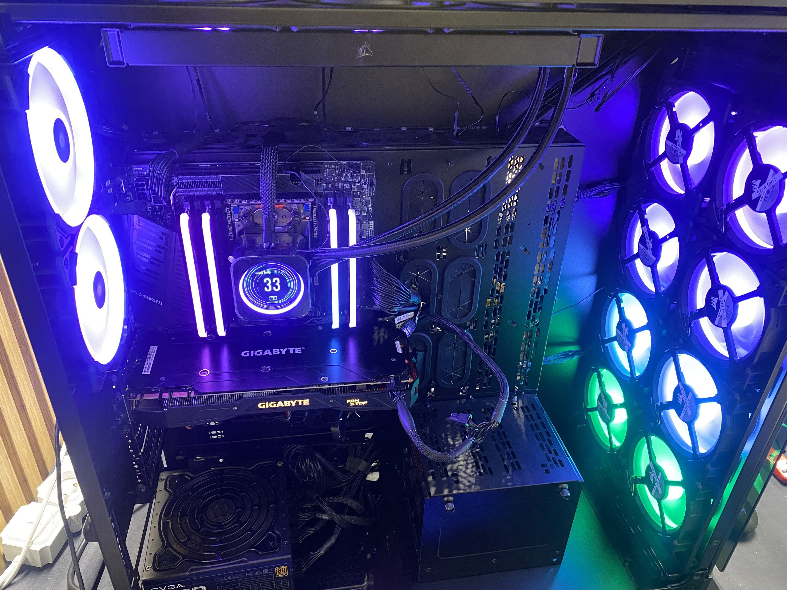 Zapnutá zostava Threadripper s osadeným novým chladením.