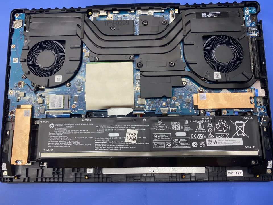 HP Omen po výmene palmrestu a spätnom osadení základnej dosky.