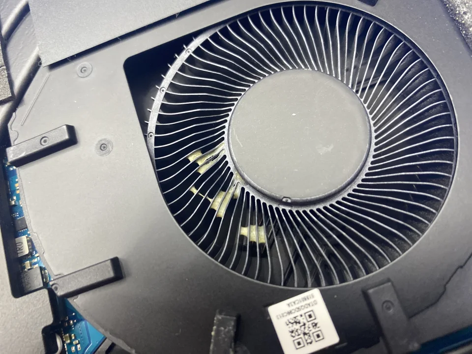 Znečistenie ventilátora pri pôvodnej kontrole zariadenia.