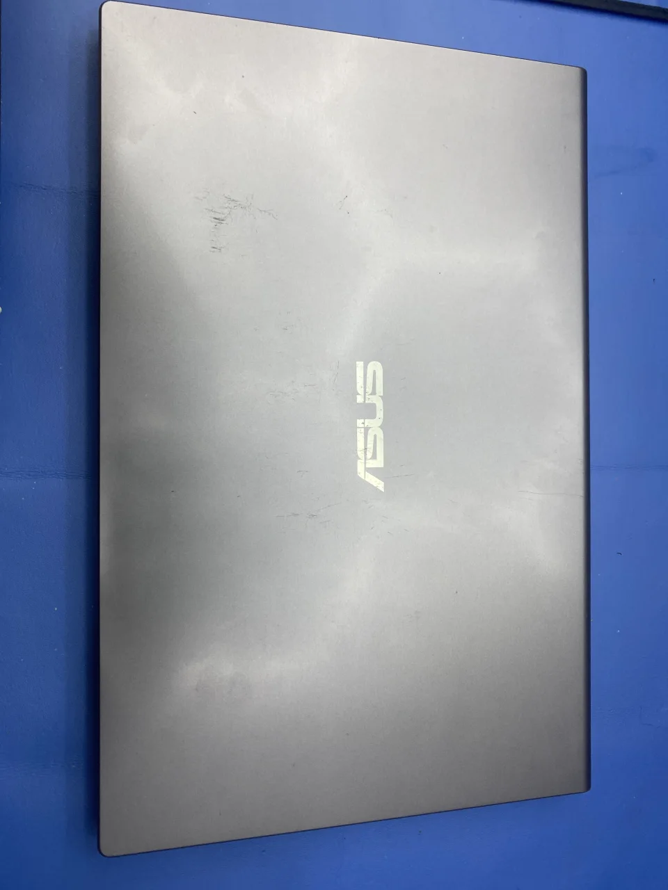 ASUS X515JP pred servisom po zaliatí.